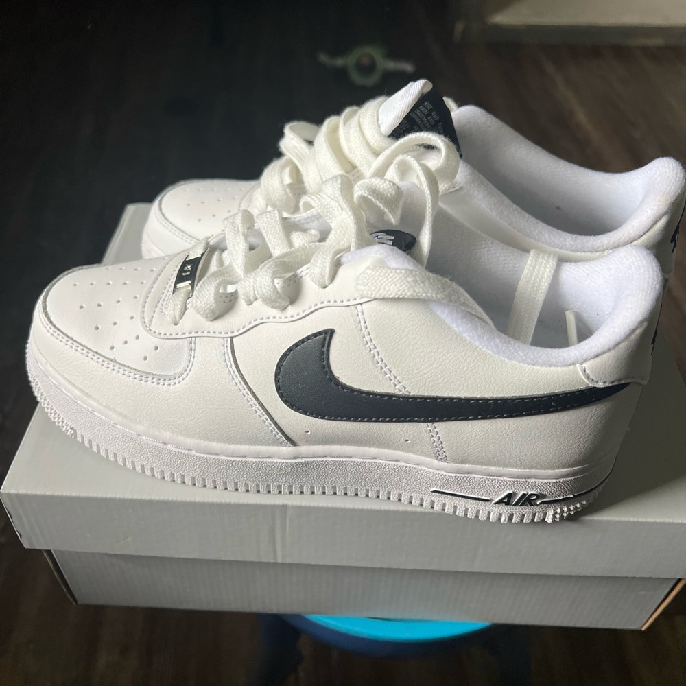 Nike White and Black Sneakers